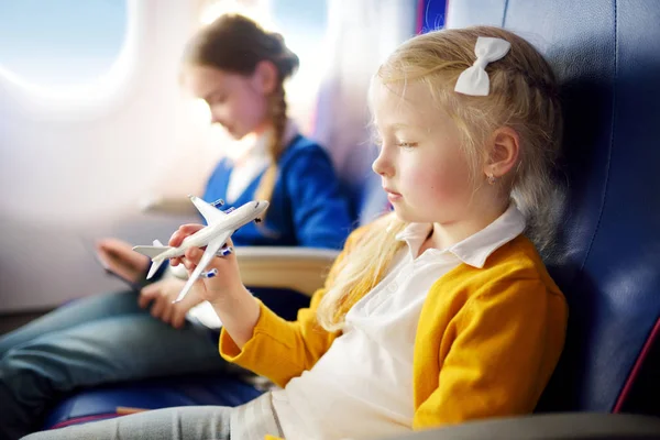 Bambine che viaggiano in aereo . — Foto Stock