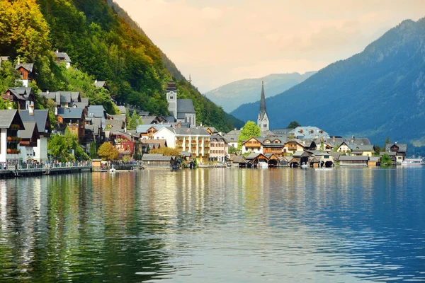 Hallstatt ciudad junto al lago en los Alpes austríacos — Foto de Stock