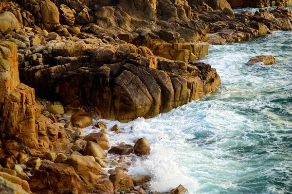 Ondas enormes quebrando na praia rochosa — Fotografia de Stock