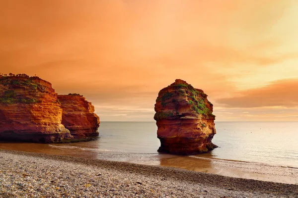 Indrukwekkende rode zandsteen van Ladram bay — Stockfoto