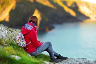 Turist manzarayı bağlantı noktası Isaac tarihi balıkçı köyü yakınındaki manzaralı engebeli Cornish kıyı şeridi güneşli sabahı, Cornwall, İngiltere
