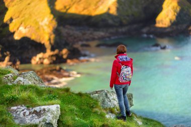 Turist manzarayı bağlantı noktası Isaac tarihi balıkçı köyü yakınındaki manzaralı engebeli Cornish kıyı şeridi güneşli sabahı, Cornwall, İngiltere
