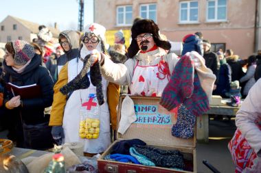 insanlar Uzgavenes kutluyor