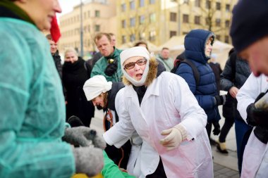 insanlar Uzgavenes kutluyor