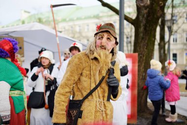 insanlar Uzgavenes kutluyor