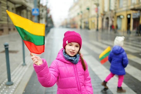 Två Bedårande Lilla Systrar Firar Litauens Självständighetsdag Holding Tricolor Litauiska — Stockfoto
