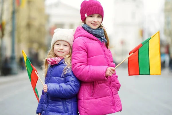 Deux Adorables Petites Sœurs Célébrant Fête Indépendance Lituanienne Tenant Des — Photo