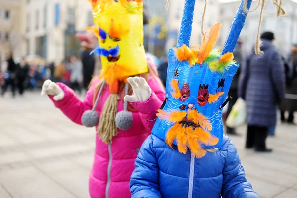 Två Söta Små Flickor Med Skrämmande Masker Firandet Uzgavenes Litauiska — Stockfoto