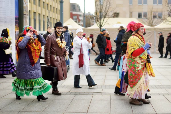 Gente celebrando Uzgavenes —  Fotos de Stock