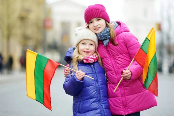 Deux Adorables Petites Sœurs Célébrant Fête Indépendance Lituanienne Tenant Des — Photo