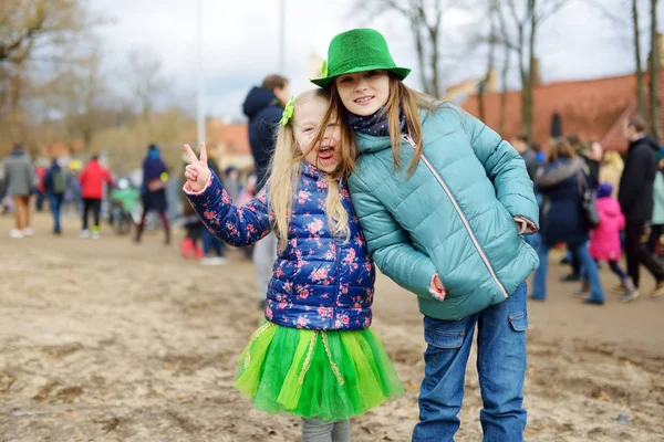 Dvě Roztomilé Holčičky Slaví Patricks Day Vilniusu Děti Baví Tradiční — Stock fotografie