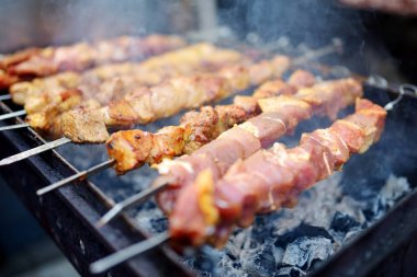 Tavuk kebap metal şiş üzerinde