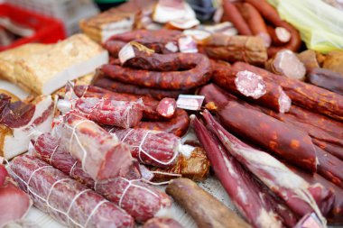 piyasada çeşitli ev yapımı sosis