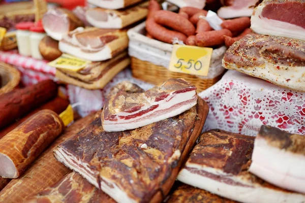 Piyasada çeşitli ev yapımı sosis — Stok fotoğraf