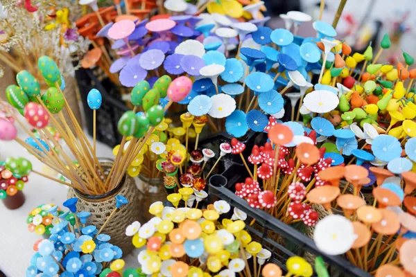 Fleurs en céramique sur le marché de Pâques — Photo