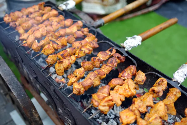 Brochetas de pollo con brochetas de metal —  Fotos de Stock