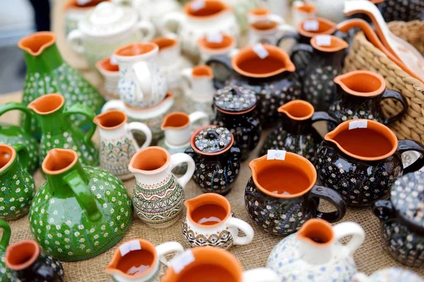 Piatti, stoviglie e brocche in ceramica — Foto Stock