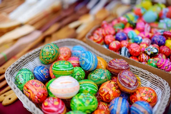 Œufs de Pâques en bois faits à la main colorés — Photo