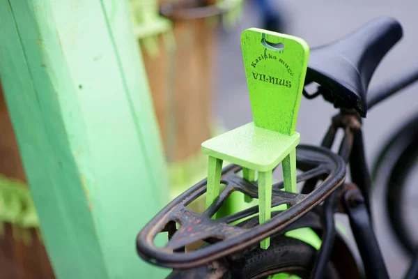 伝統的なスプリング フェアのシンボルとして小さな緑の椅子は ビリニュスのイースター市場で販売 リトアニアの年次伝統工芸品の公正な旧市街の通りで毎年 月開催します — ストック写真
