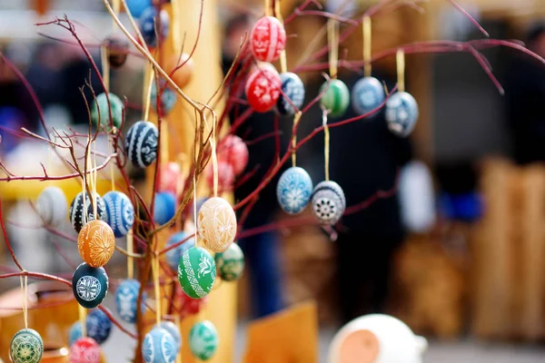 Barevné ručně vyráběné dřevěné velikonoční vajíčka — Stock fotografie
