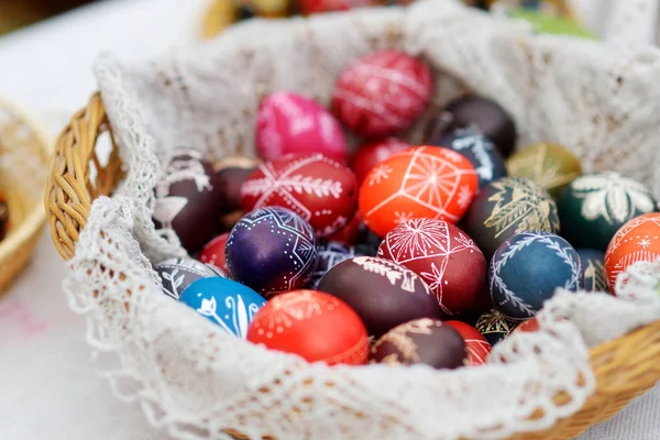 Coloridos huevos de Pascua de madera hechos a mano — Foto de Stock