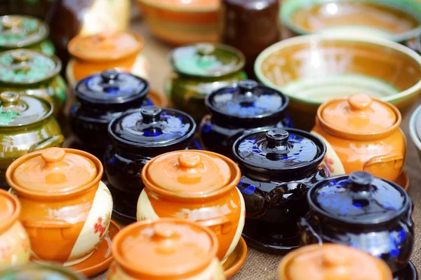 Керамічний посуд, посуд і глечики — стокове фото