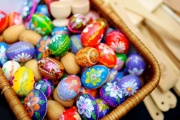 Coloridos huevos de Pascua de madera hechos a mano — Foto de Stock