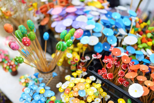 Fleurs en céramique sur le marché de Pâques — Photo