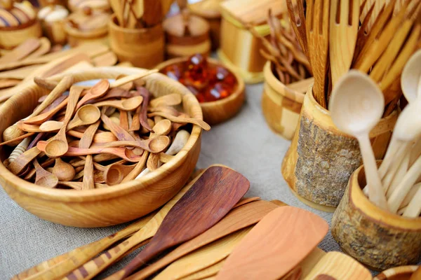 Drewniane naczynia i ozdoby — Zdjęcie stockowe