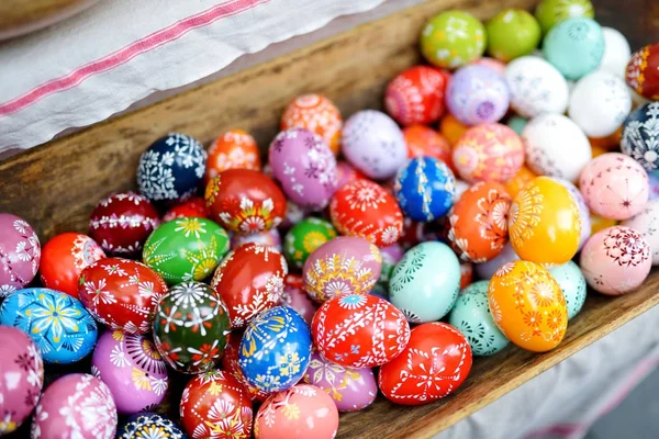 Œufs de Pâques en bois faits à la main colorés — Photo