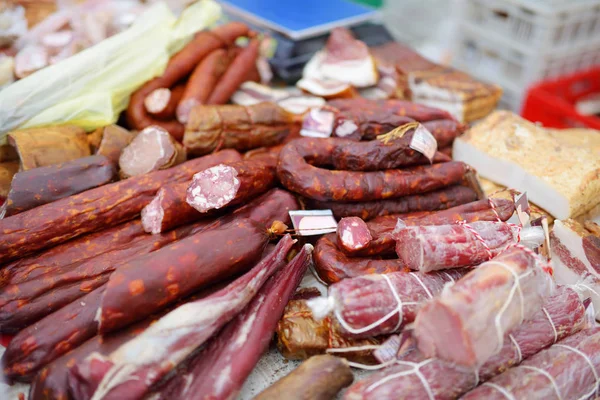 Разнообразные домашние колбасы на рынке — стоковое фото