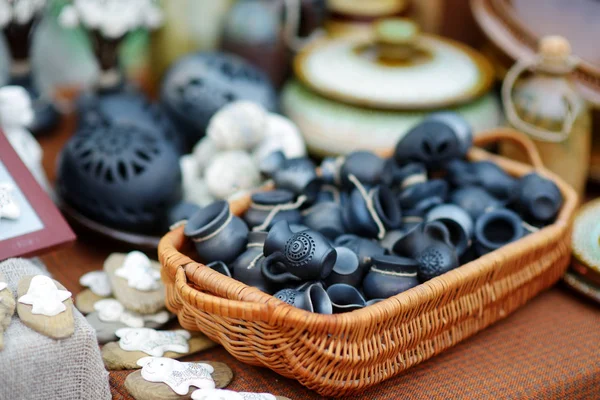 Vajilla, vajilla y jarras de cerámica — Foto de Stock