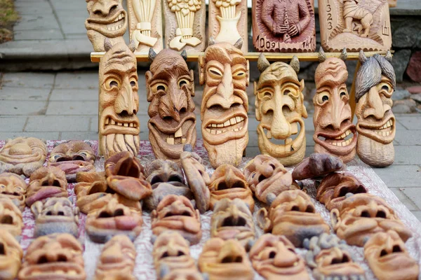 Masques en bois drôles et effrayants — Photo