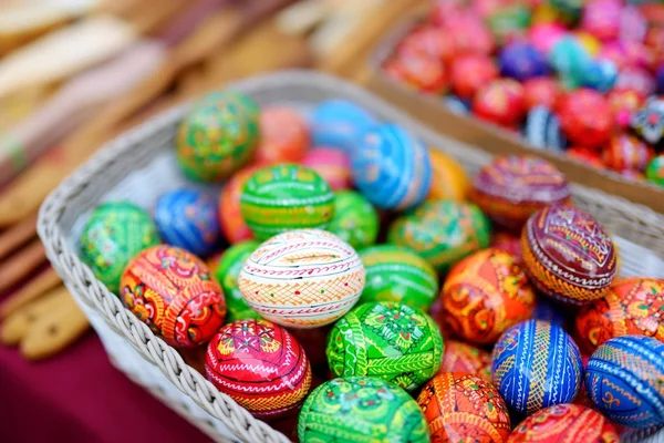 Œufs de Pâques en bois faits à la main colorés — Photo