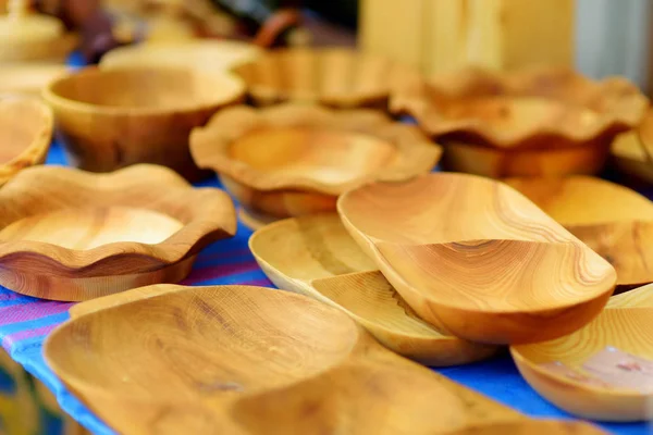 Деревянная посуда на пасхальном рынке — стоковое фото