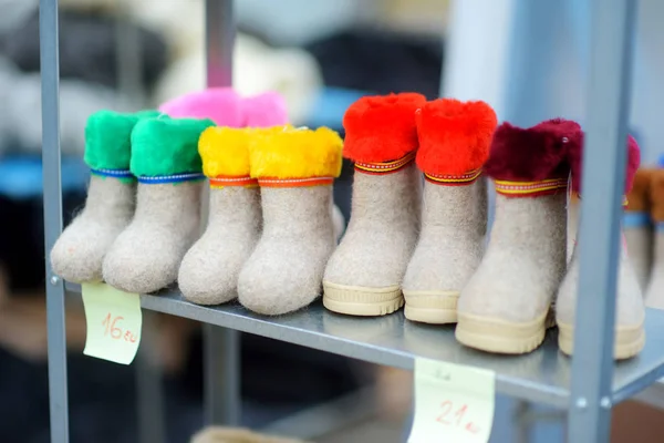 Bunte handgemachte Wollfilzstiefel — Stockfoto