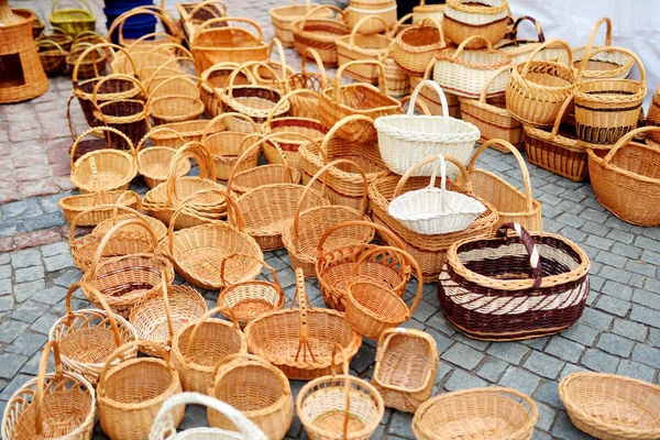Різні кошиках на Великдень ринку — стокове фото