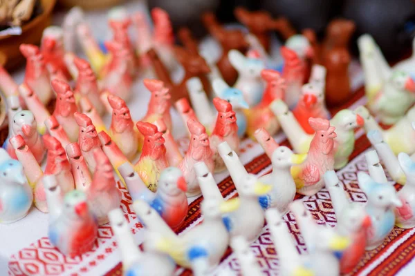 Sifflets en céramique sur le marché de Pâques — Photo