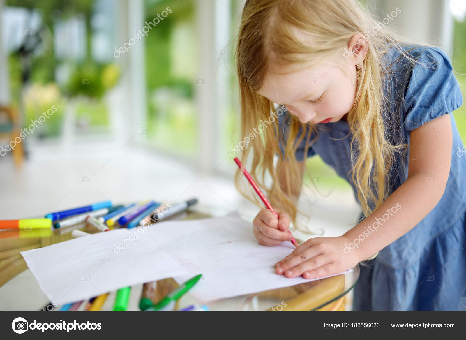 Bambina sveglia disegno con matite colorate a un asilo nido Bambino creativo pittura alla scuola Ragazza che fa i piti a casa — Foto di maximkabb