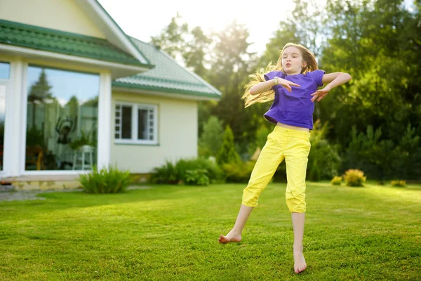 Söt Liten Flicka Att Kul Gräs Bakgården Solig Sommarkväll Sommaraktiviteter — Stockfoto