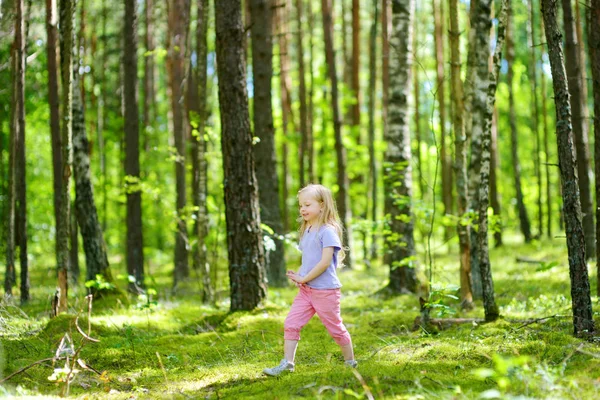 Menina Bonito Divertindo Durante Caminhada Floresta Belo Dia Verão — Fotografia de Stock