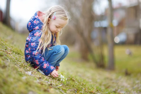 Schattig Meisje Plukken Eerste Bloemen Van Lente Een Mooie Lentedag — Stockfoto