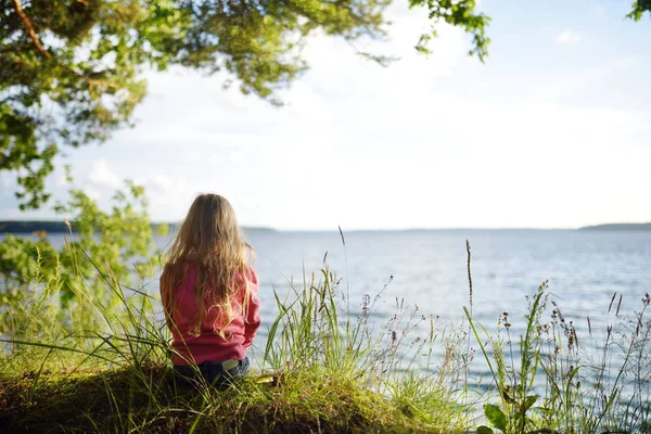 Menina Bonito Sentado Junto Lago Desfrutando Bela Vista Pôr Sol — Fotografia de Stock