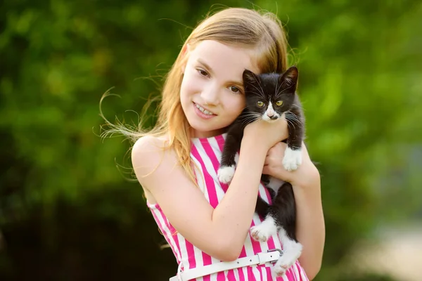 Linda Niña Con Gatito Mascota Cálido Día Verano Niños Animales —  Fotos de Stock