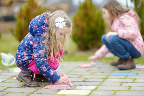 两个快乐的孩子用五颜六色的粉笔在人行道上画画 小孩子们的暑期活动 家庭创意休闲 — 图库照片