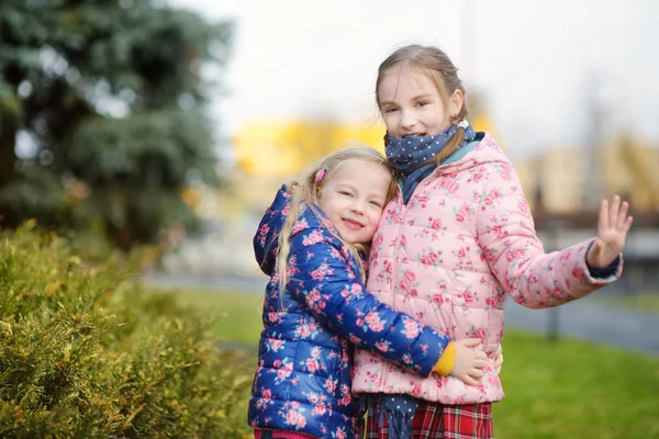 Twee Schattige Kleine Zusters Knuffelen Knuffelen Buitenshuis Een Mooie Lentedag — Stockfoto