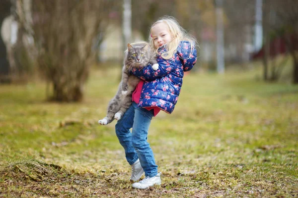 可爱的小女孩与她的宠物猫在寒冷的秋天天 — 图库照片