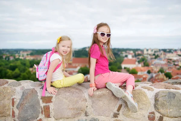 Leuke Kleine Meisjes Genieten Van Een Uitzicht Vilnius Stad Vanaf — Stockfoto