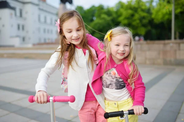 Crianças Pequenas Aprendendo Andar Scooters Parque Cidade Noite Verão Ensolarado — Fotografia de Stock
