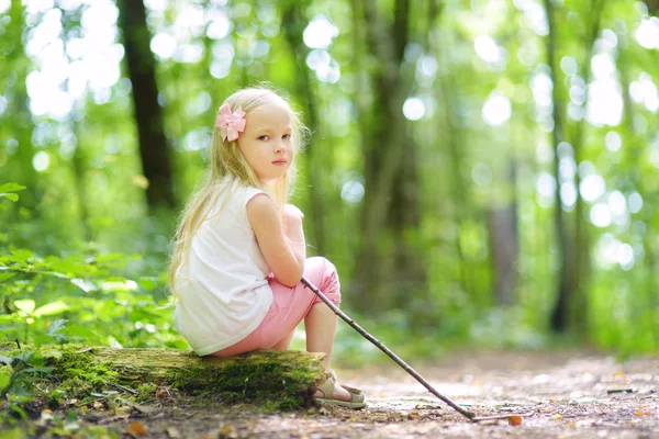 Linda Niña Divirtiéndose Durante Caminata Por Bosque Hermoso Día Verano —  Fotos de Stock